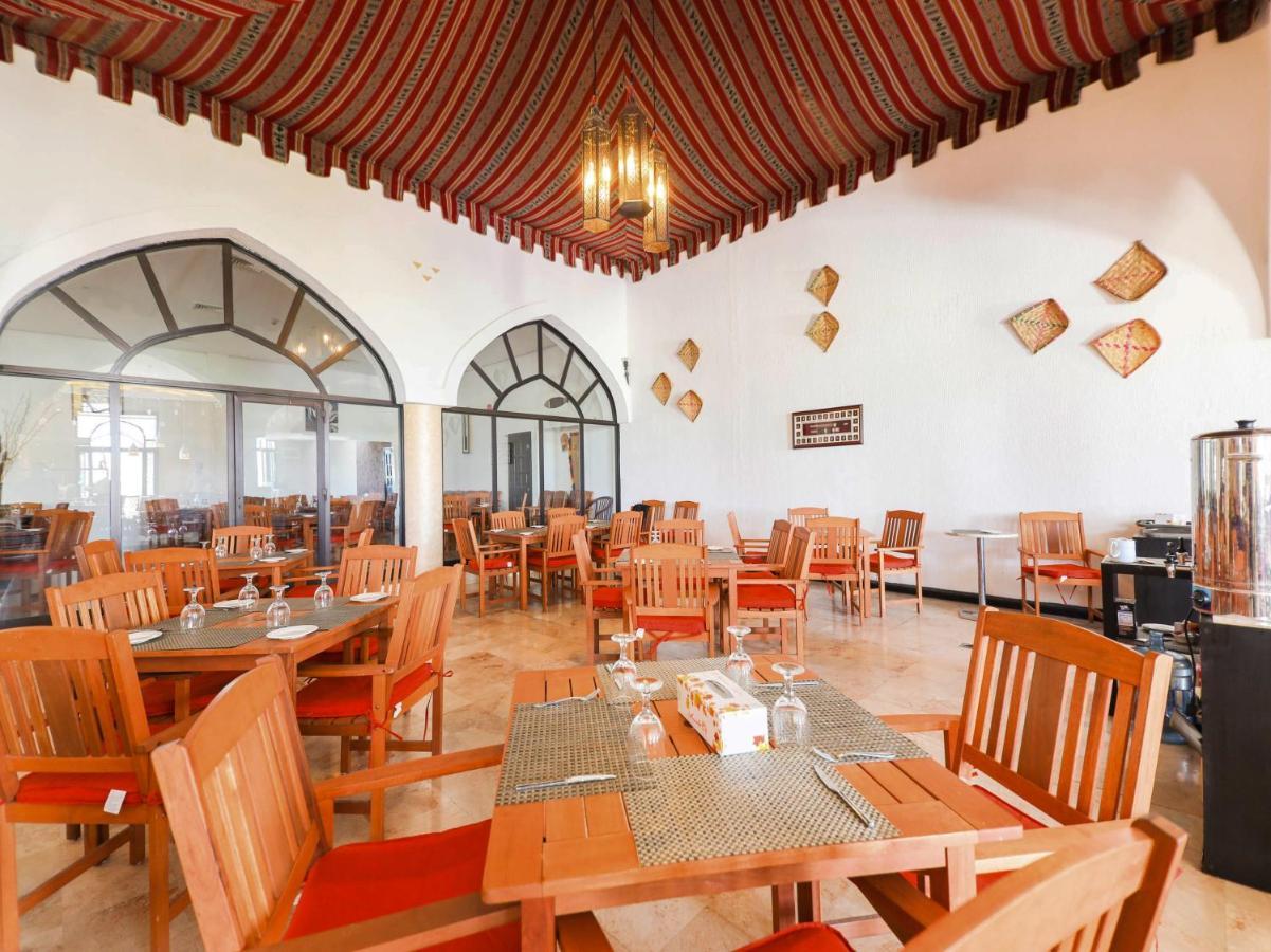 بركة Capital O133 Al Sawadi Beach Resort & Spa المظهر الخارجي الصورة