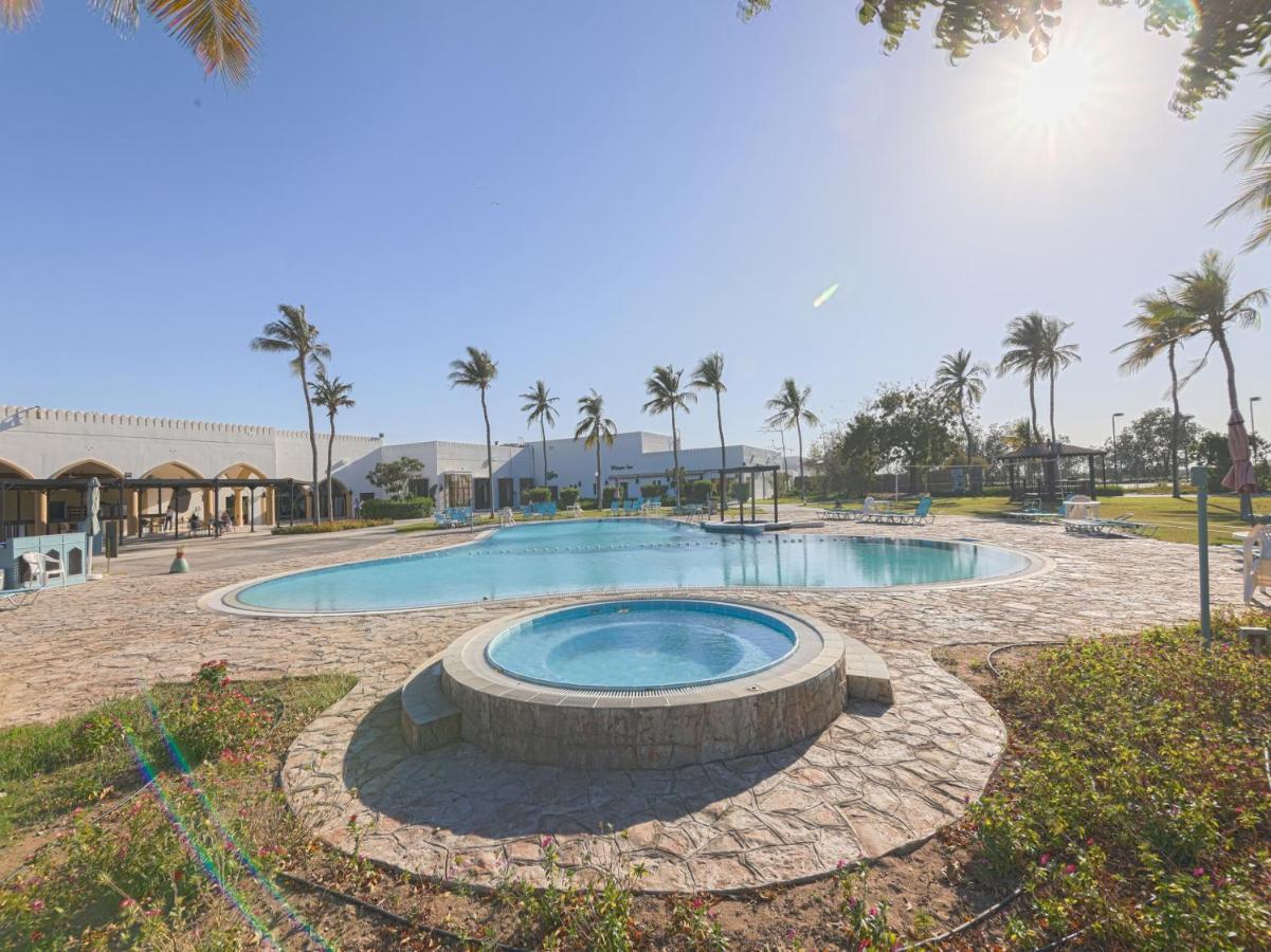 بركة Capital O133 Al Sawadi Beach Resort & Spa المظهر الخارجي الصورة