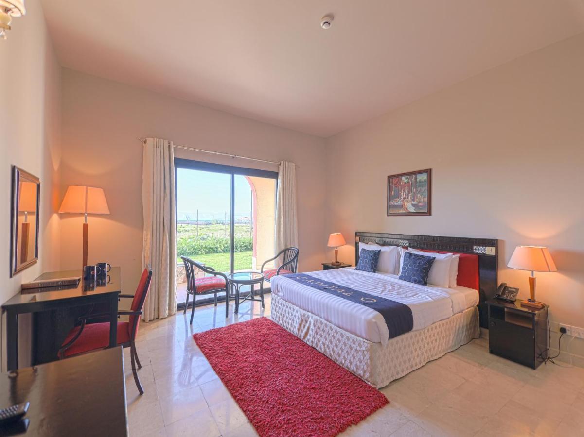 بركة Capital O133 Al Sawadi Beach Resort & Spa المظهر الخارجي الصورة