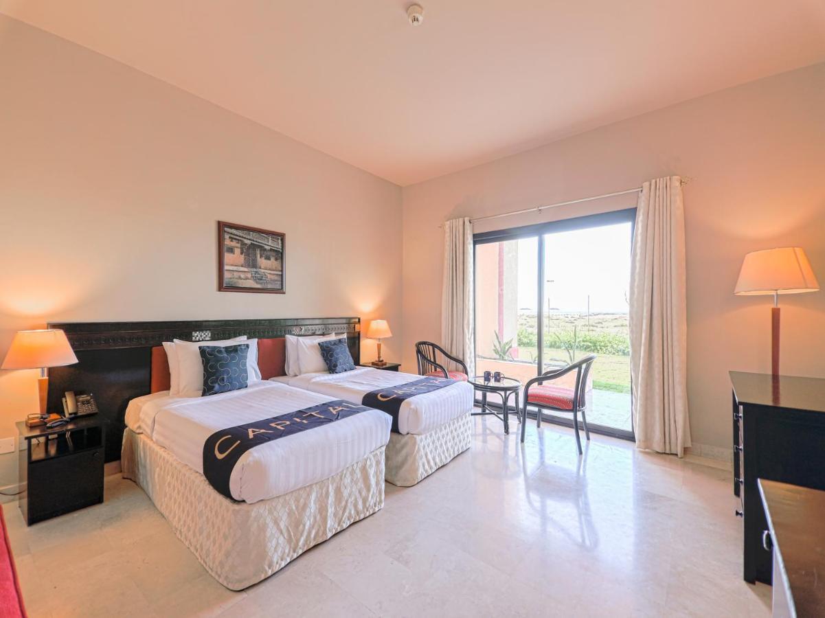 بركة Capital O133 Al Sawadi Beach Resort & Spa المظهر الخارجي الصورة