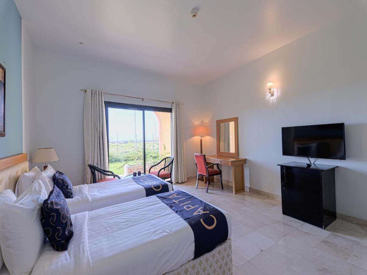 بركة Capital O133 Al Sawadi Beach Resort & Spa المظهر الخارجي الصورة