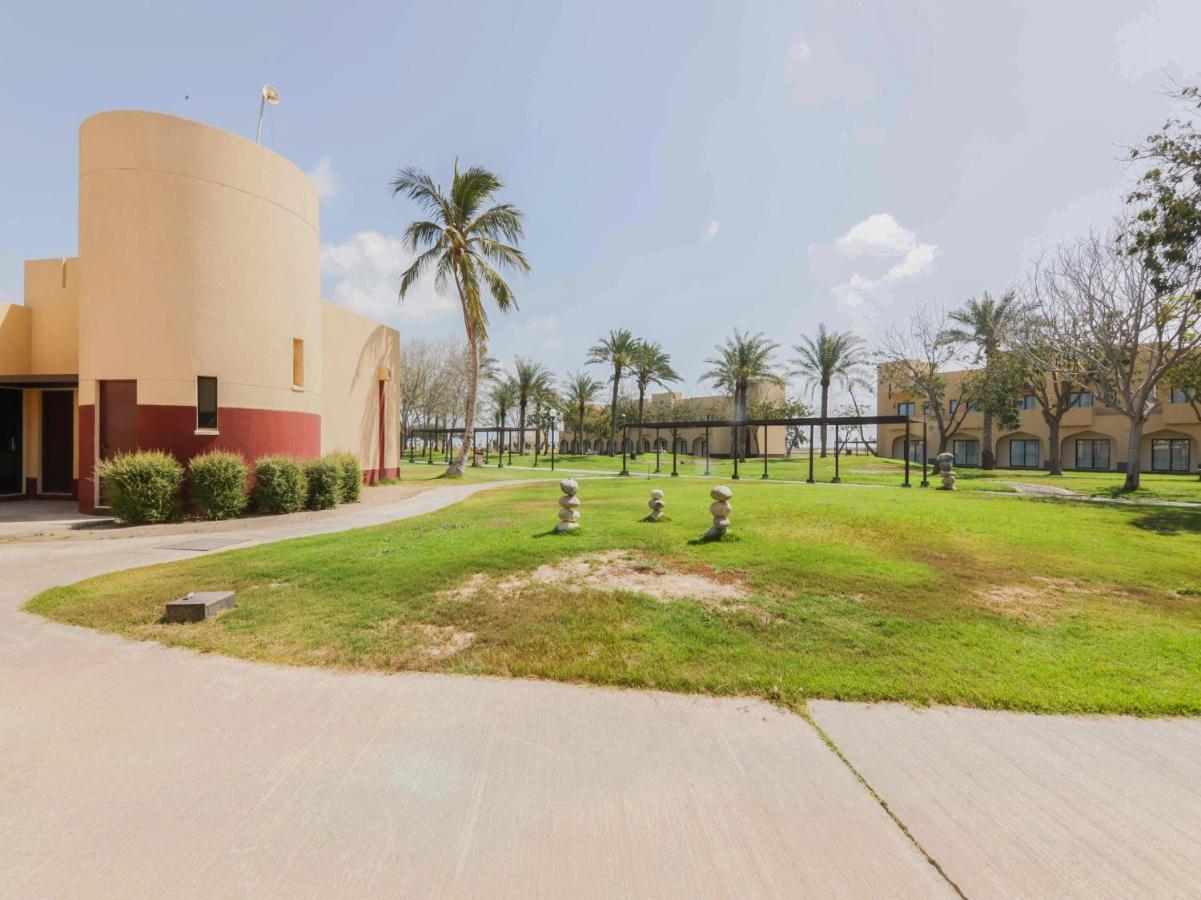 بركة Capital O133 Al Sawadi Beach Resort & Spa المظهر الخارجي الصورة
