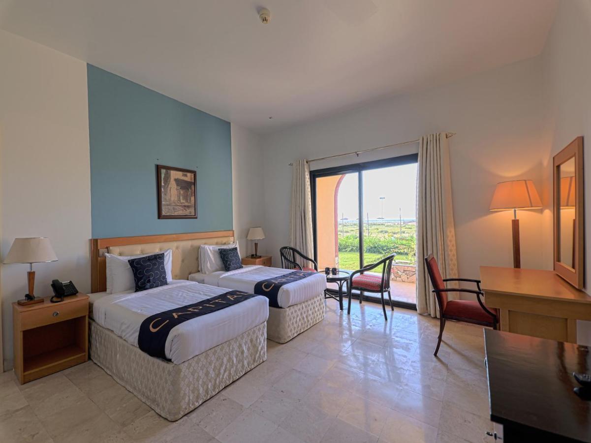 بركة Capital O133 Al Sawadi Beach Resort & Spa المظهر الخارجي الصورة