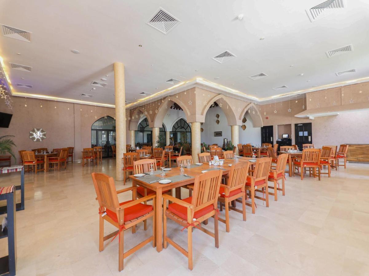بركة Capital O133 Al Sawadi Beach Resort & Spa المظهر الخارجي الصورة
