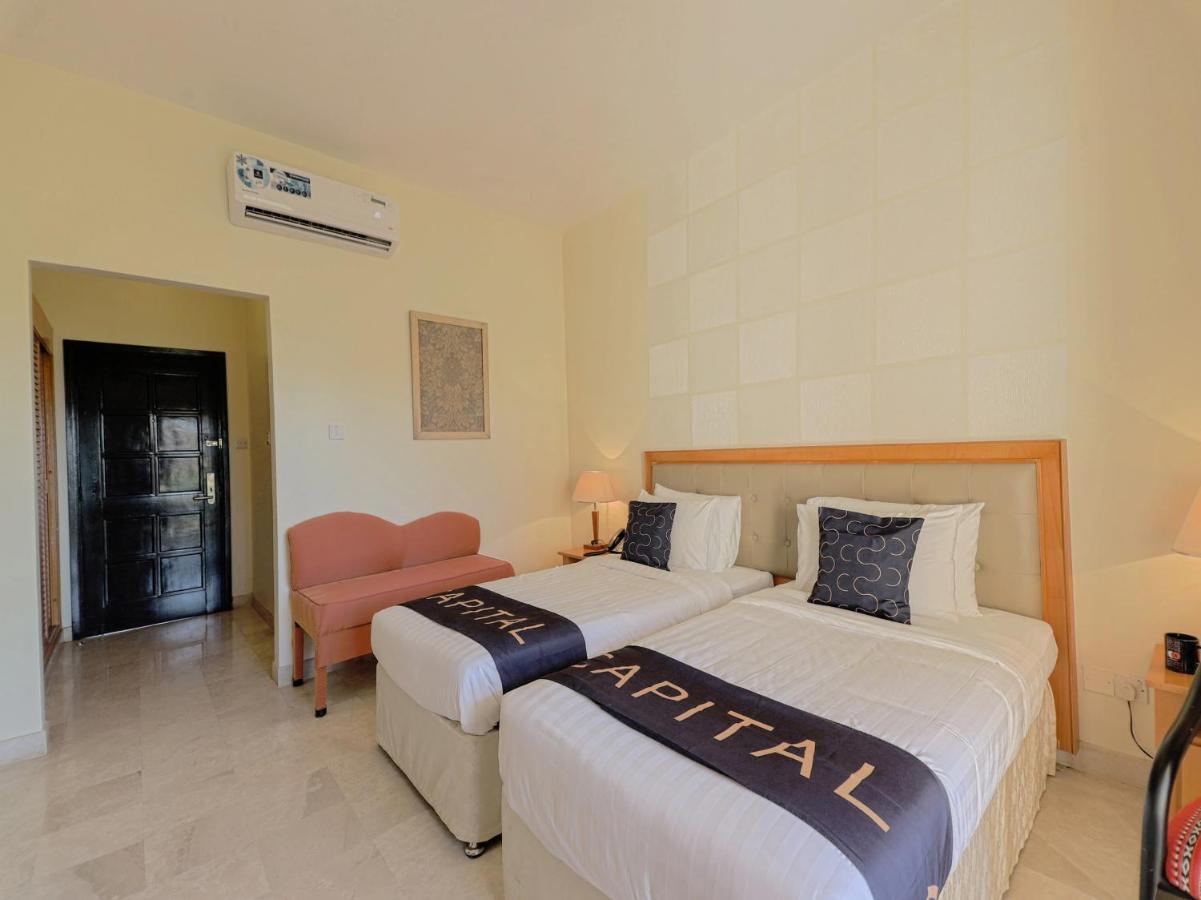 بركة Capital O133 Al Sawadi Beach Resort & Spa المظهر الخارجي الصورة